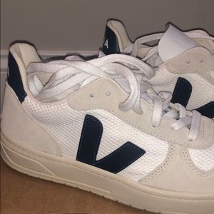 NWT Veja Navy and White V5